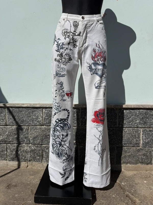 Jeans Roberto Cavalli stampa tatuaggio tigre e rose SS2003