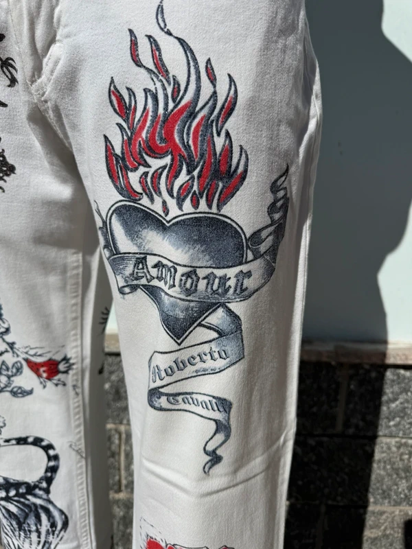 Jeans Roberto Cavalli stampa tatuaggio tigre e rose SS2003