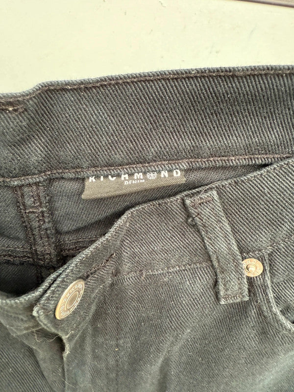 Iconici jeans John Richmond con scritta posteriore