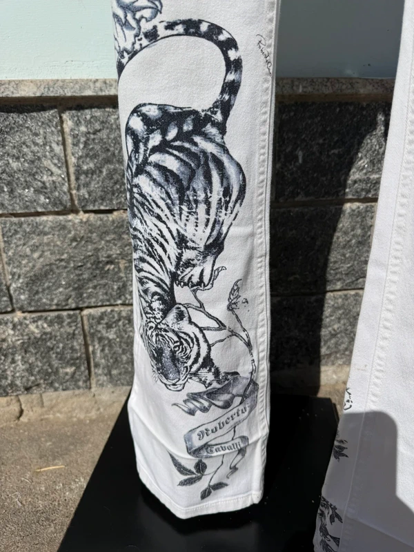 Jeans Roberto Cavalli stampa tatuaggio tigre e rose SS2003