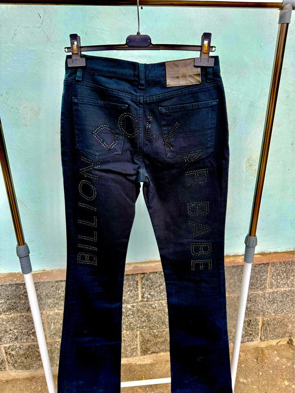 Iconici jeans John Richmond con scritta posteriore