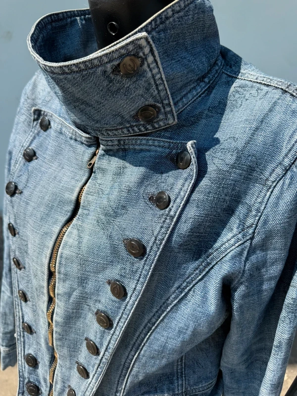 Cappotto in denim Roberto Cavalli gotico con stampa coccodrilli e scritte patchwork