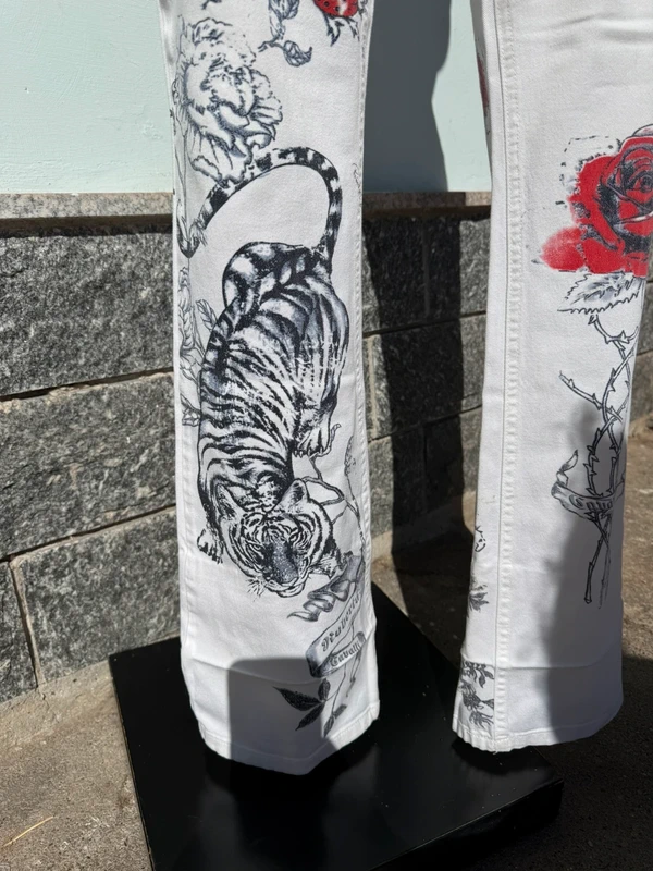 Jeans Roberto Cavalli stampa tatuaggio tigre e rose SS2003