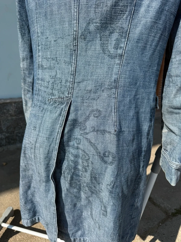 Cappotto in denim Roberto Cavalli gotico con stampa coccodrilli e scritte patchwork