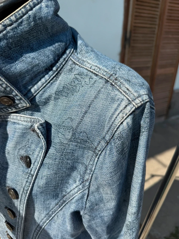 Cappotto in denim Roberto Cavalli gotico con stampa coccodrilli e scritte patchwork