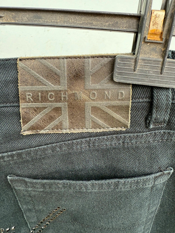 Iconici jeans John Richmond con scritta posteriore