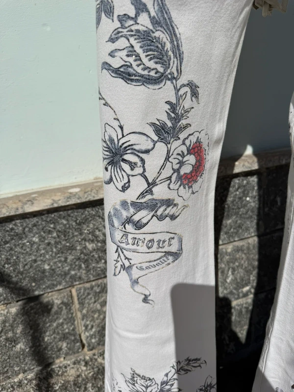 Jeans Roberto Cavalli stampa tatuaggio tigre e rose SS2003