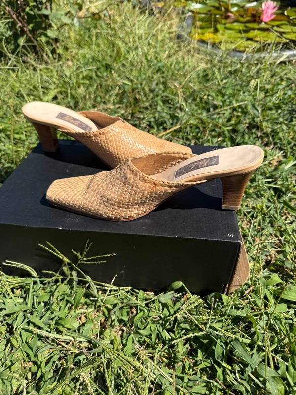Sandali sabot con tacco in pelle intrecciata 90”