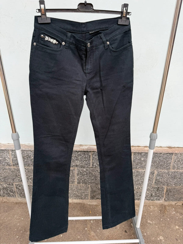 Iconici jeans John Richmond con scritta posteriore