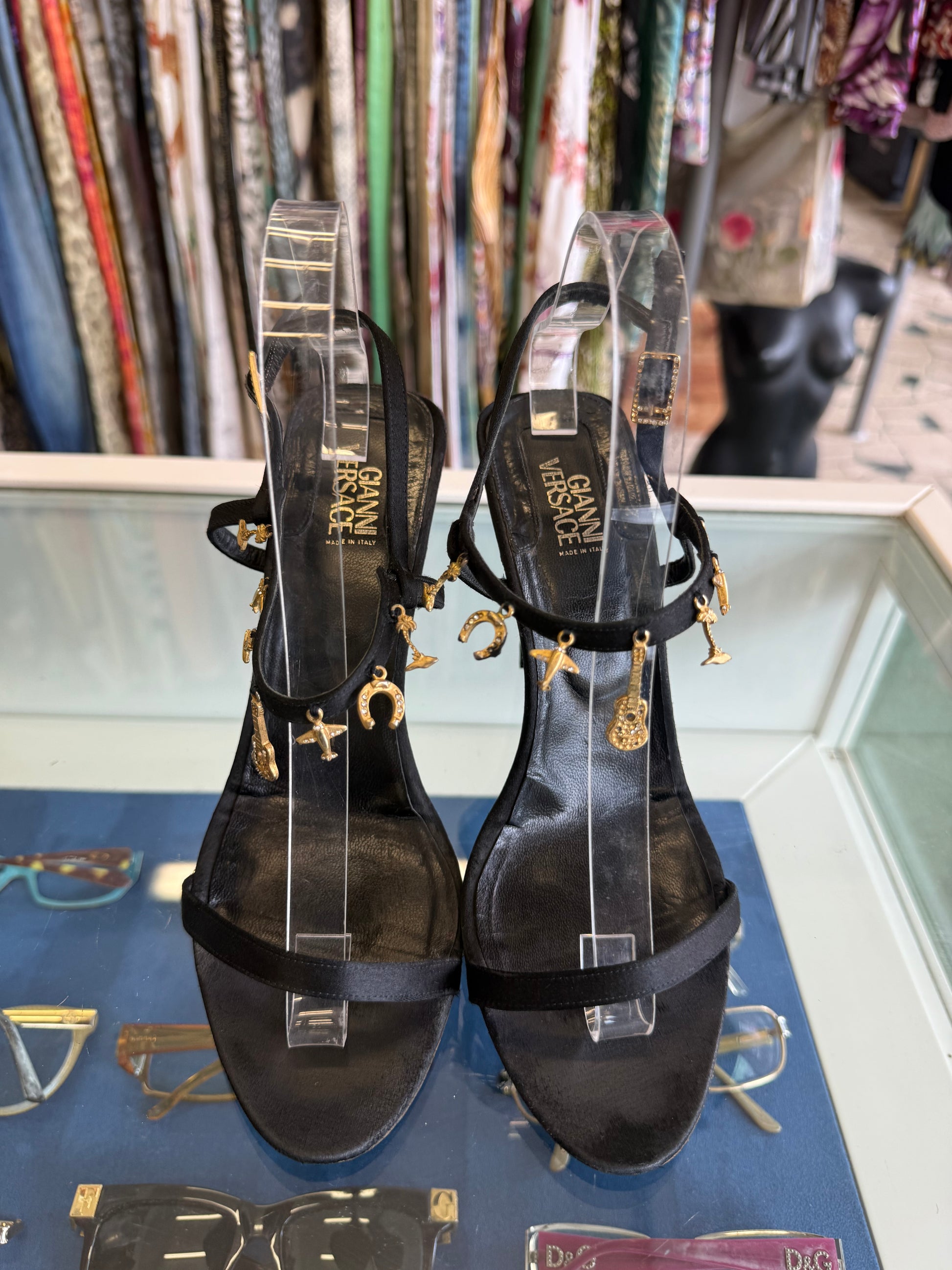 Sandali Versace charms gioiello 90s