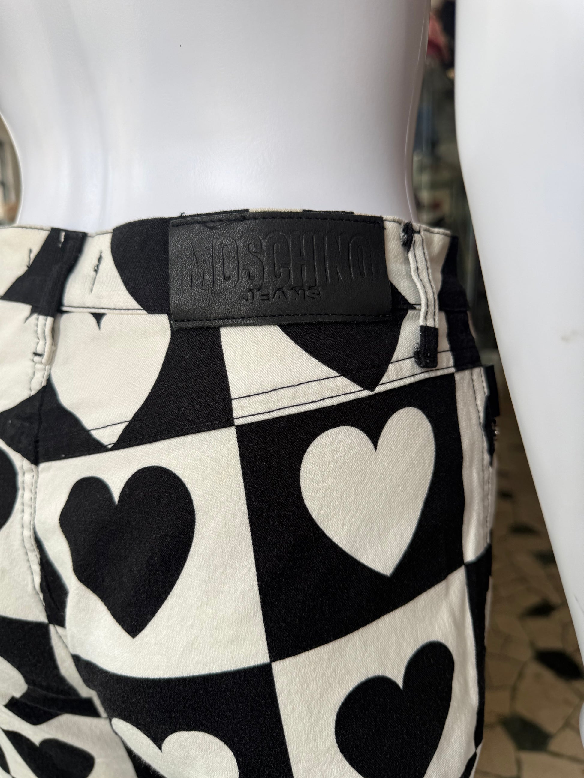 Jeans Moschino cuori bianchi e neri 90s