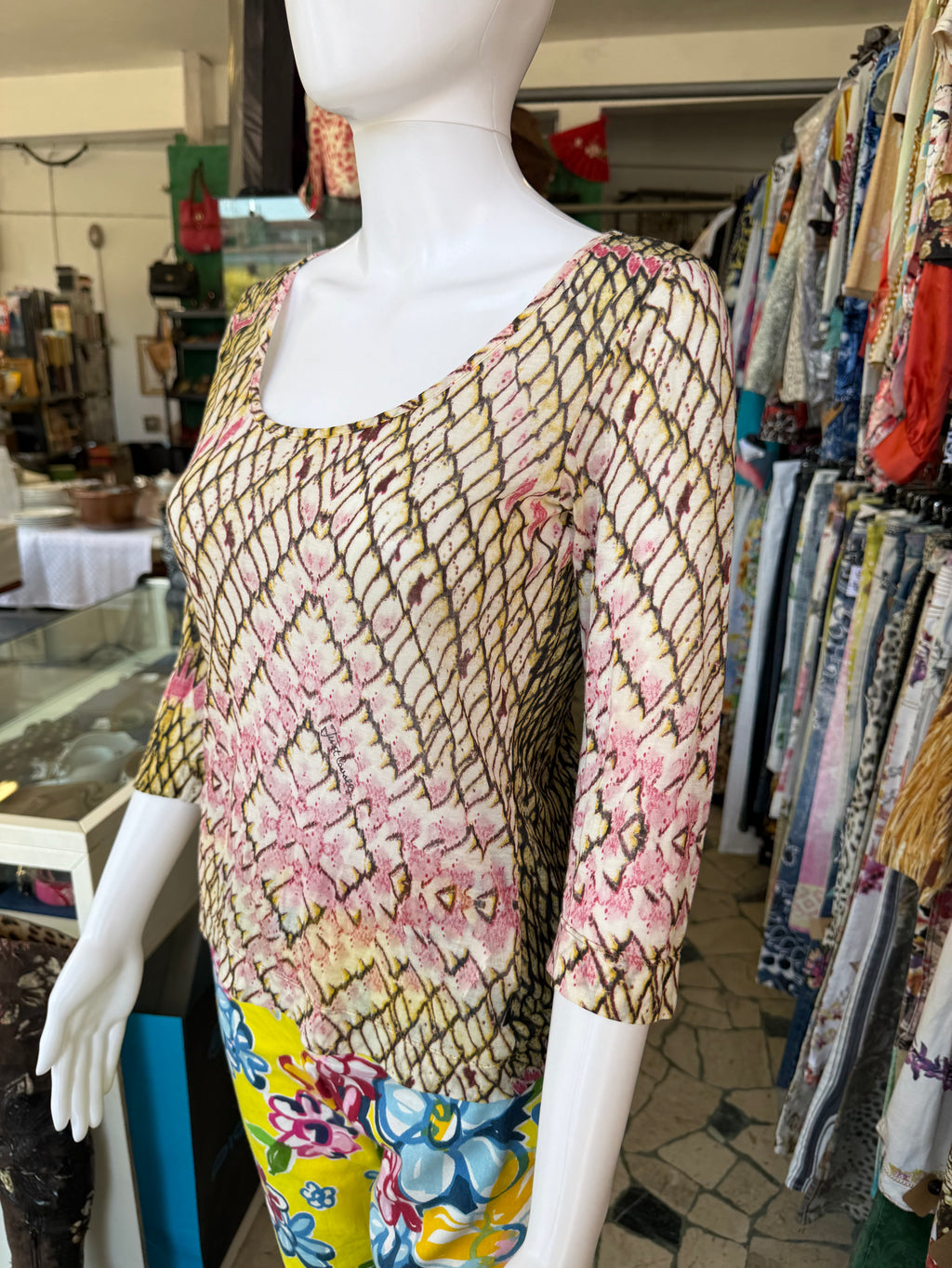 Top leggero Roberto Cavalli squame gialle e rosa 00s