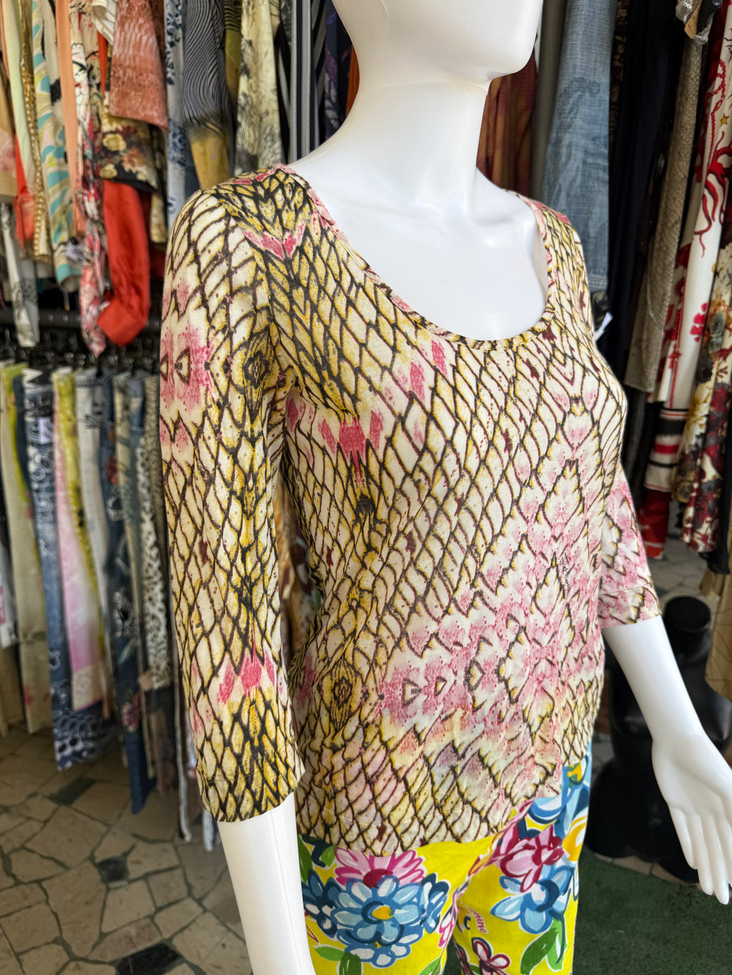 Top leggero Roberto Cavalli squame gialle e rosa 00s