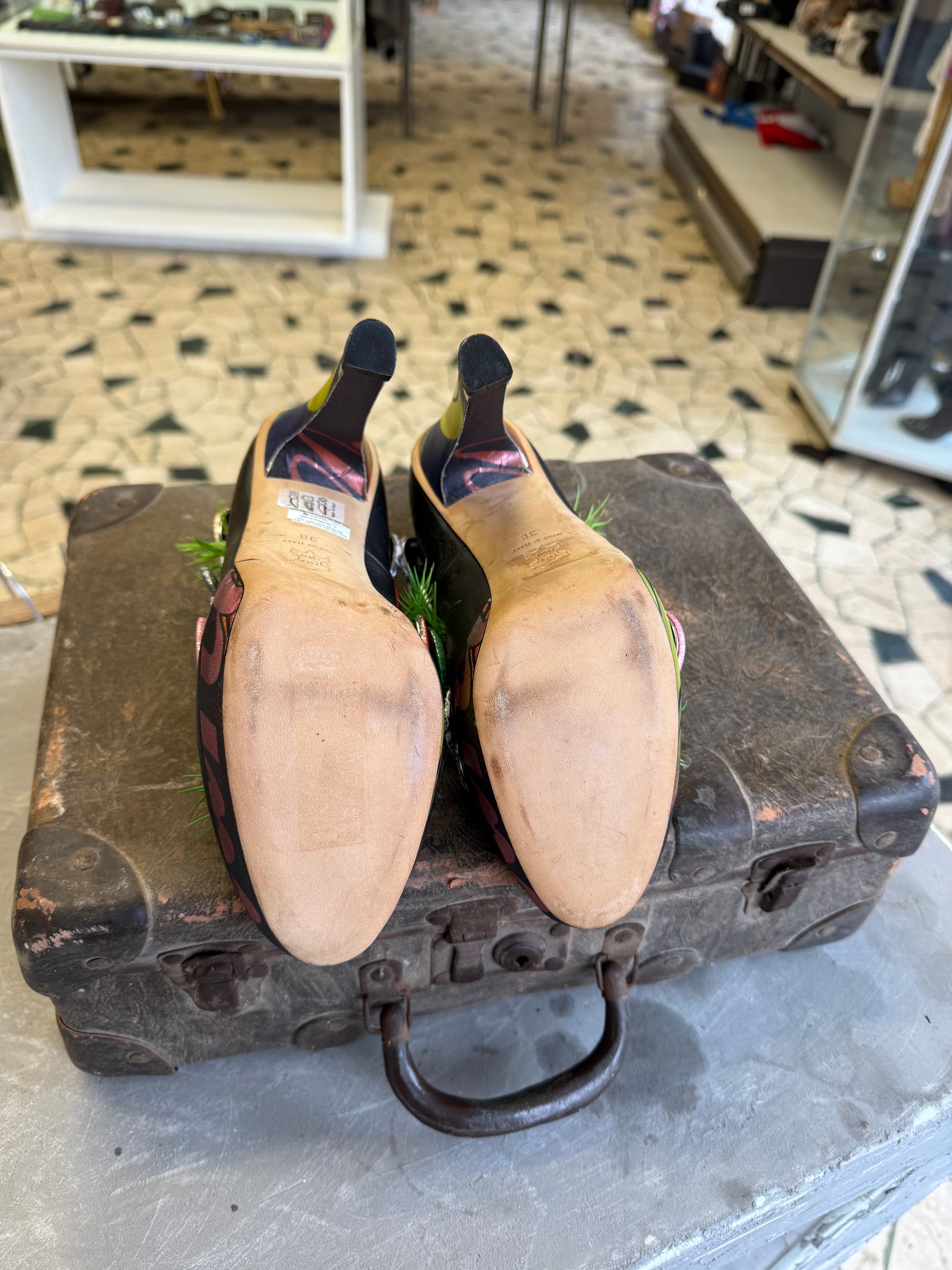 Décolleté John Galliano spille ed erba nuovi