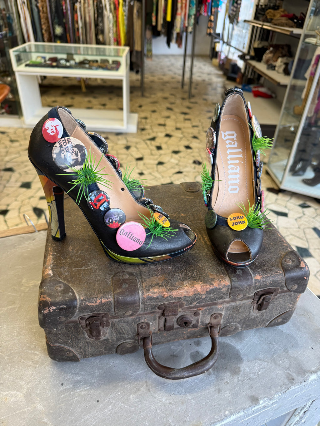 Décolleté John Galliano spille ed erba nuovi