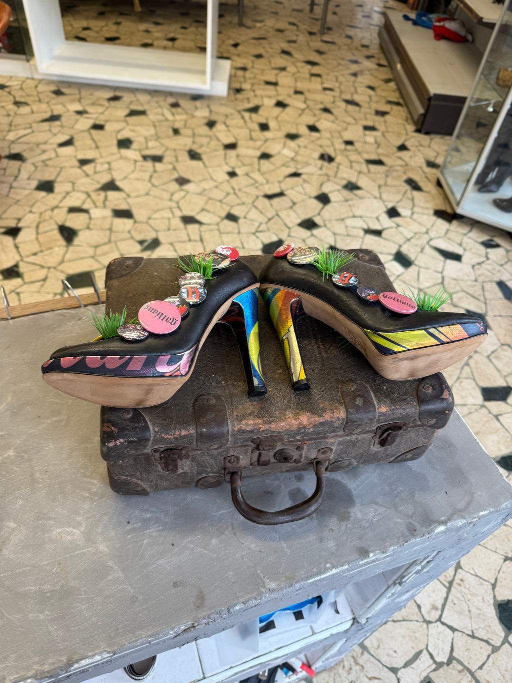 Décolleté John Galliano spille ed erba nuovi