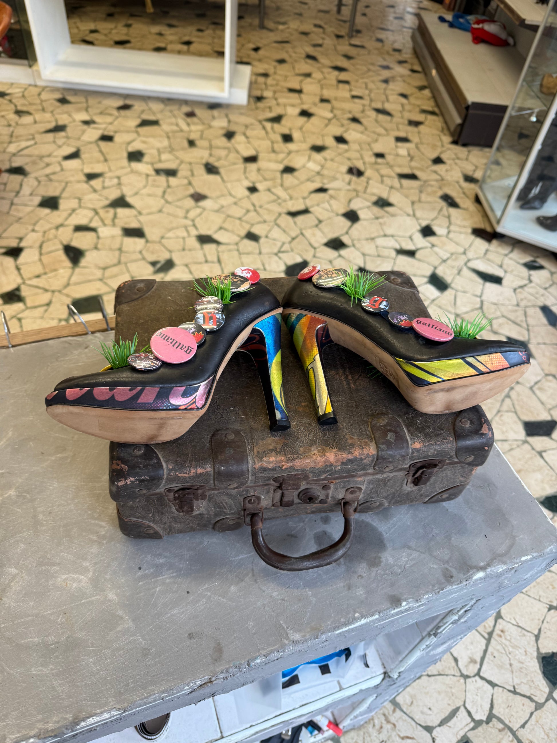 Décolleté John Galliano spille ed erba nuovi