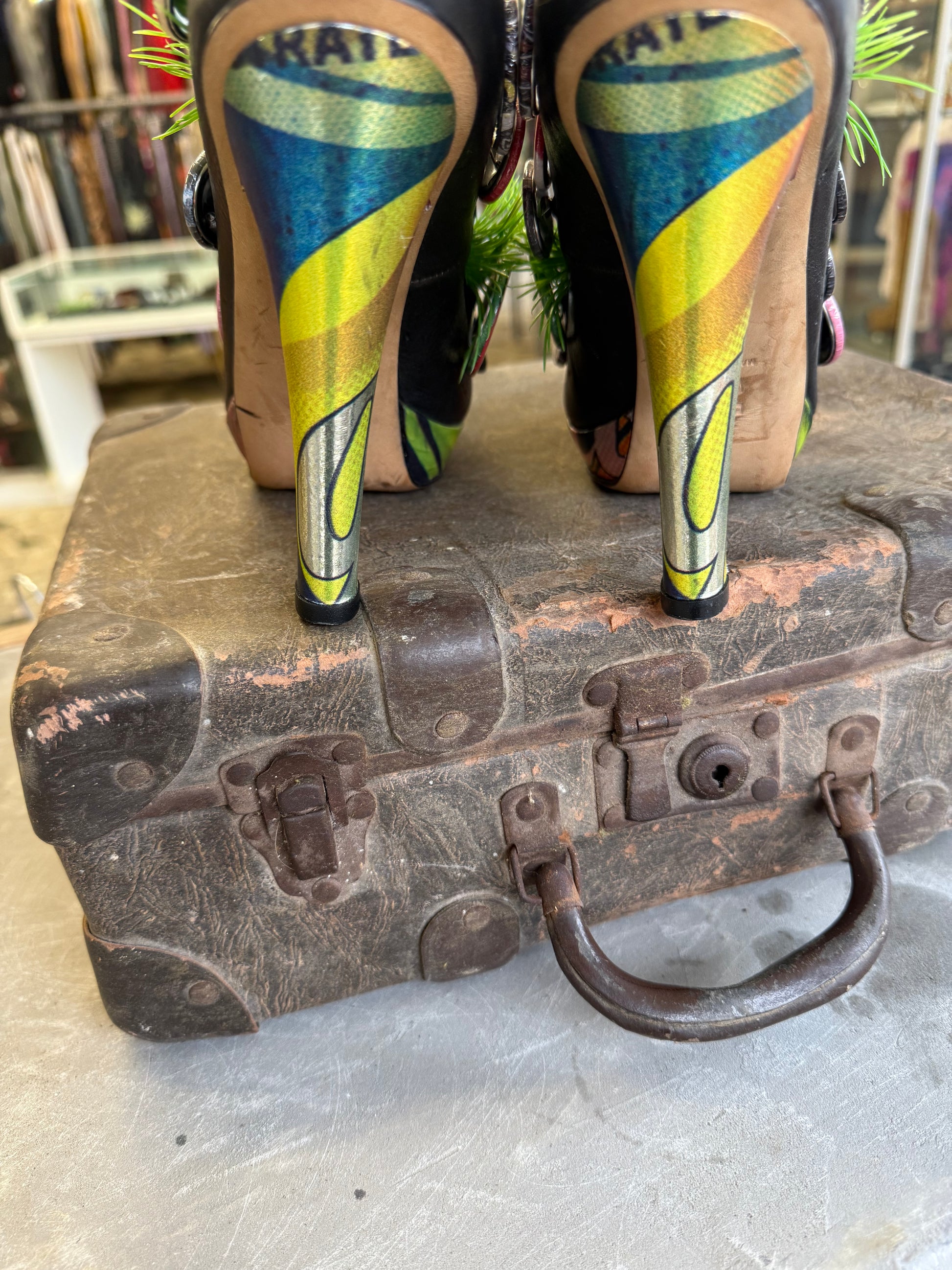 Décolleté John Galliano spille ed erba nuovi