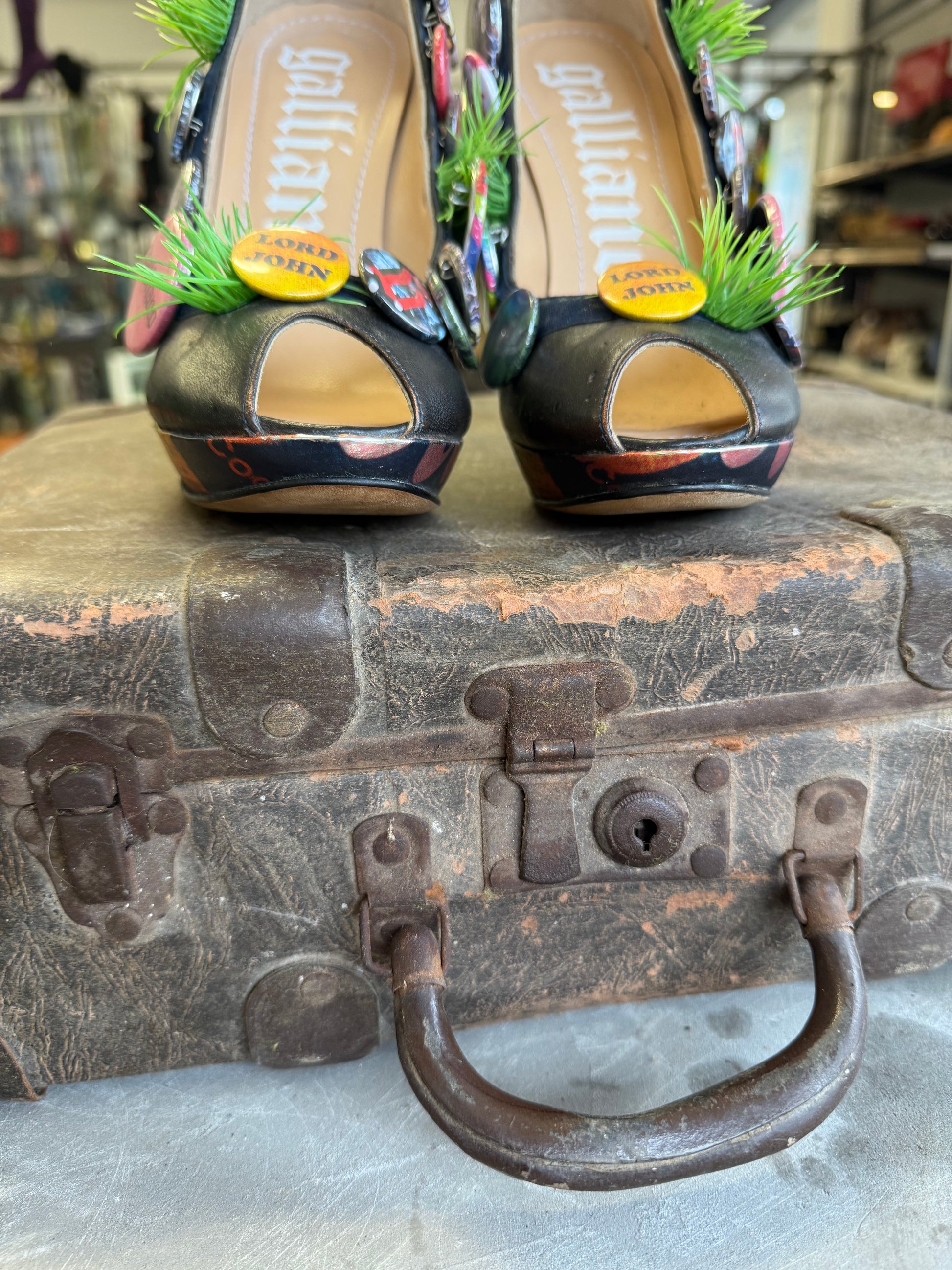 Décolleté John Galliano spille ed erba nuovi