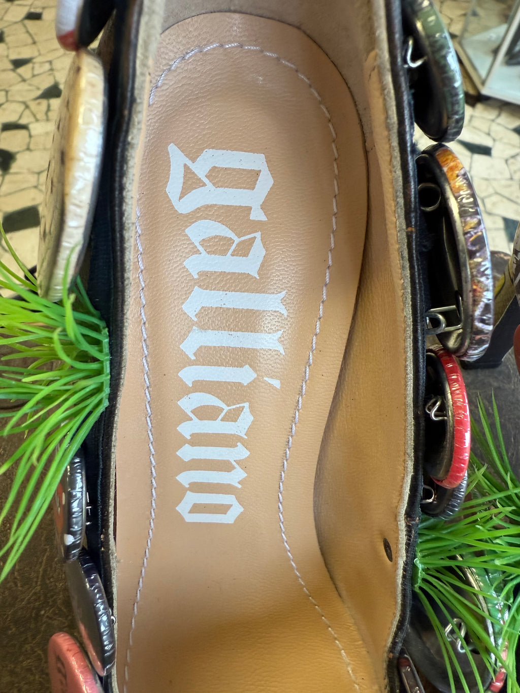 Décolleté John Galliano spille ed erba nuovi