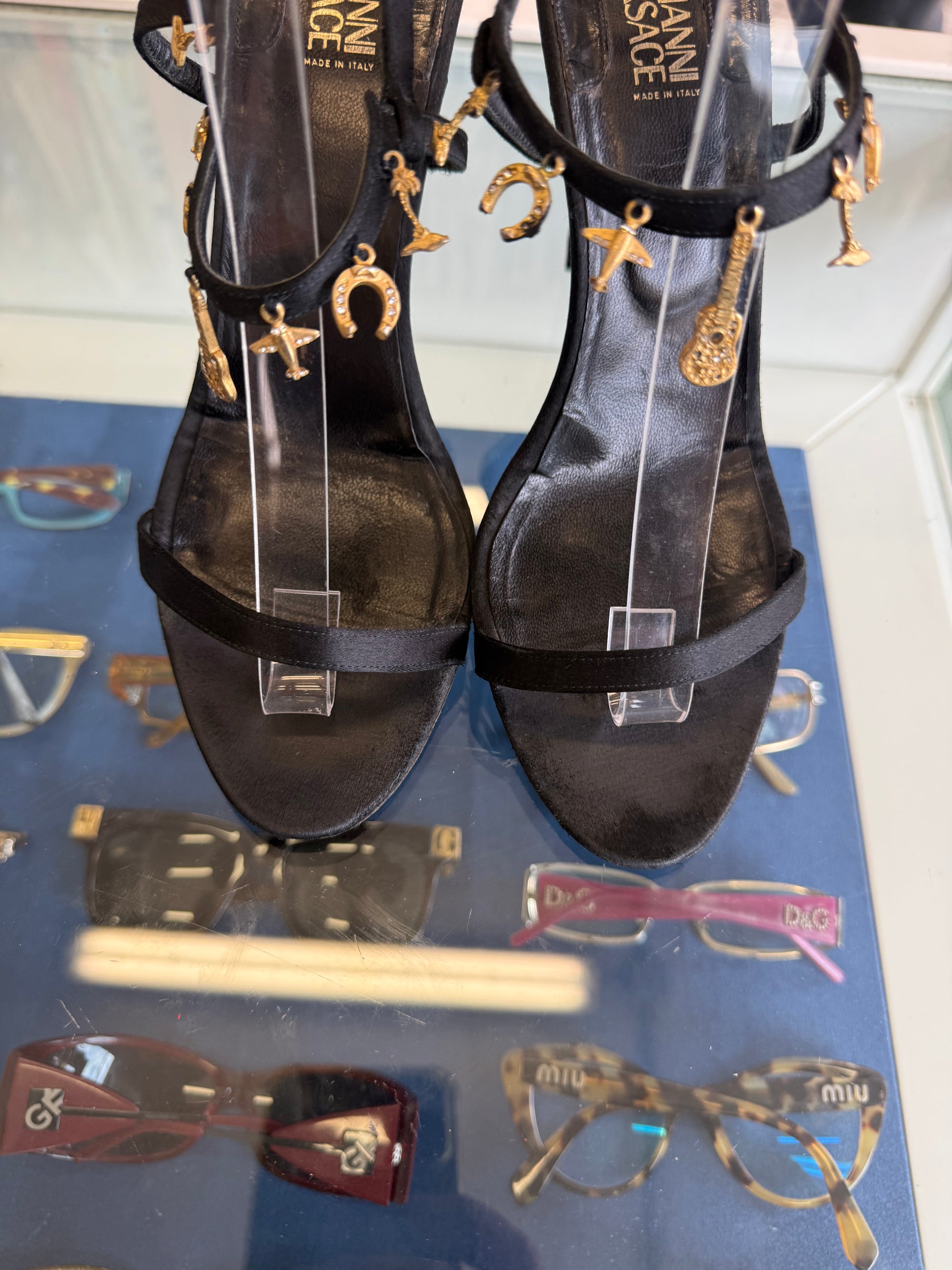 Sandali Versace charms gioiello 90s
