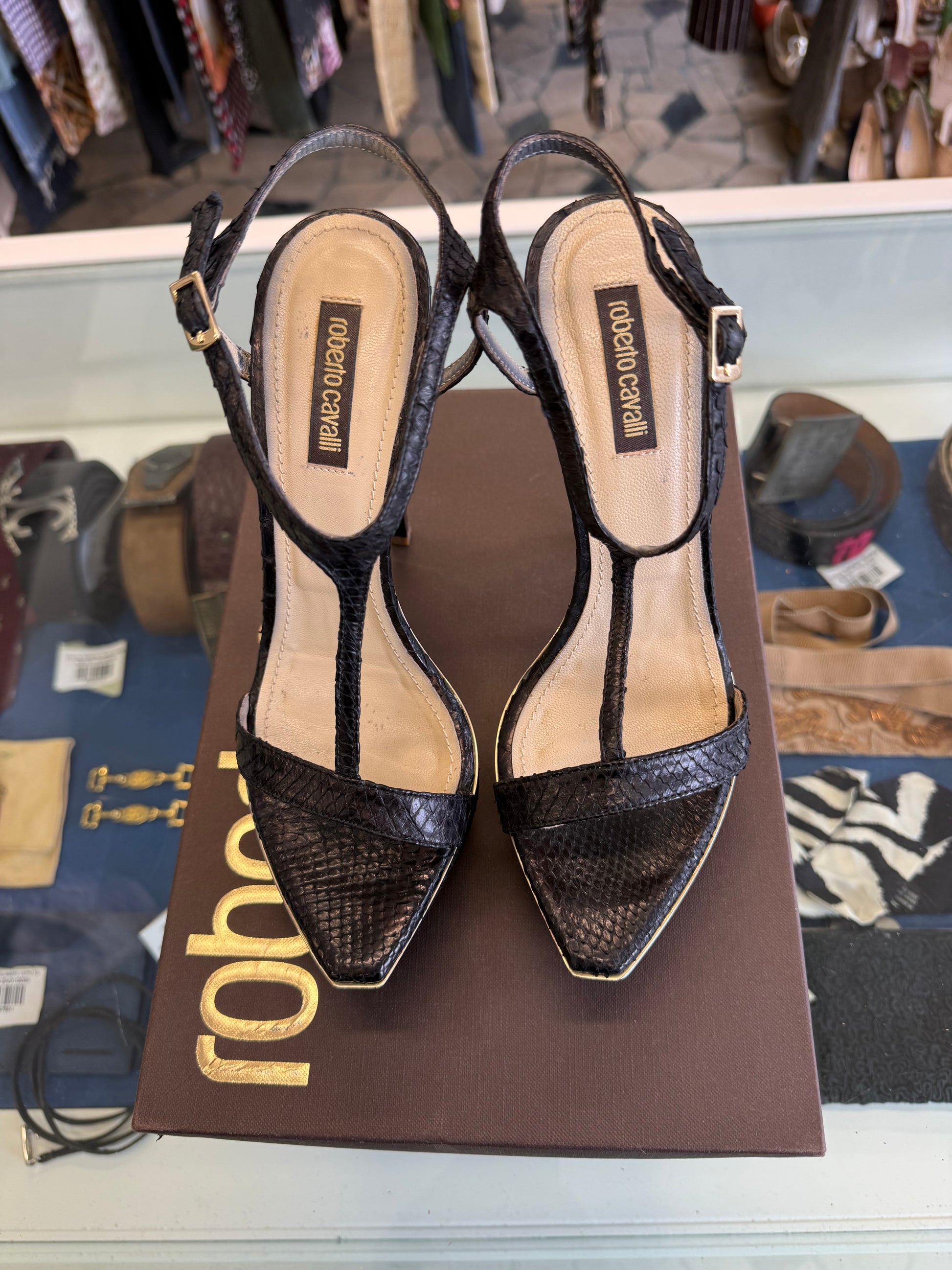 Sandali Roberto Cavalli in pitone con tacco barocco