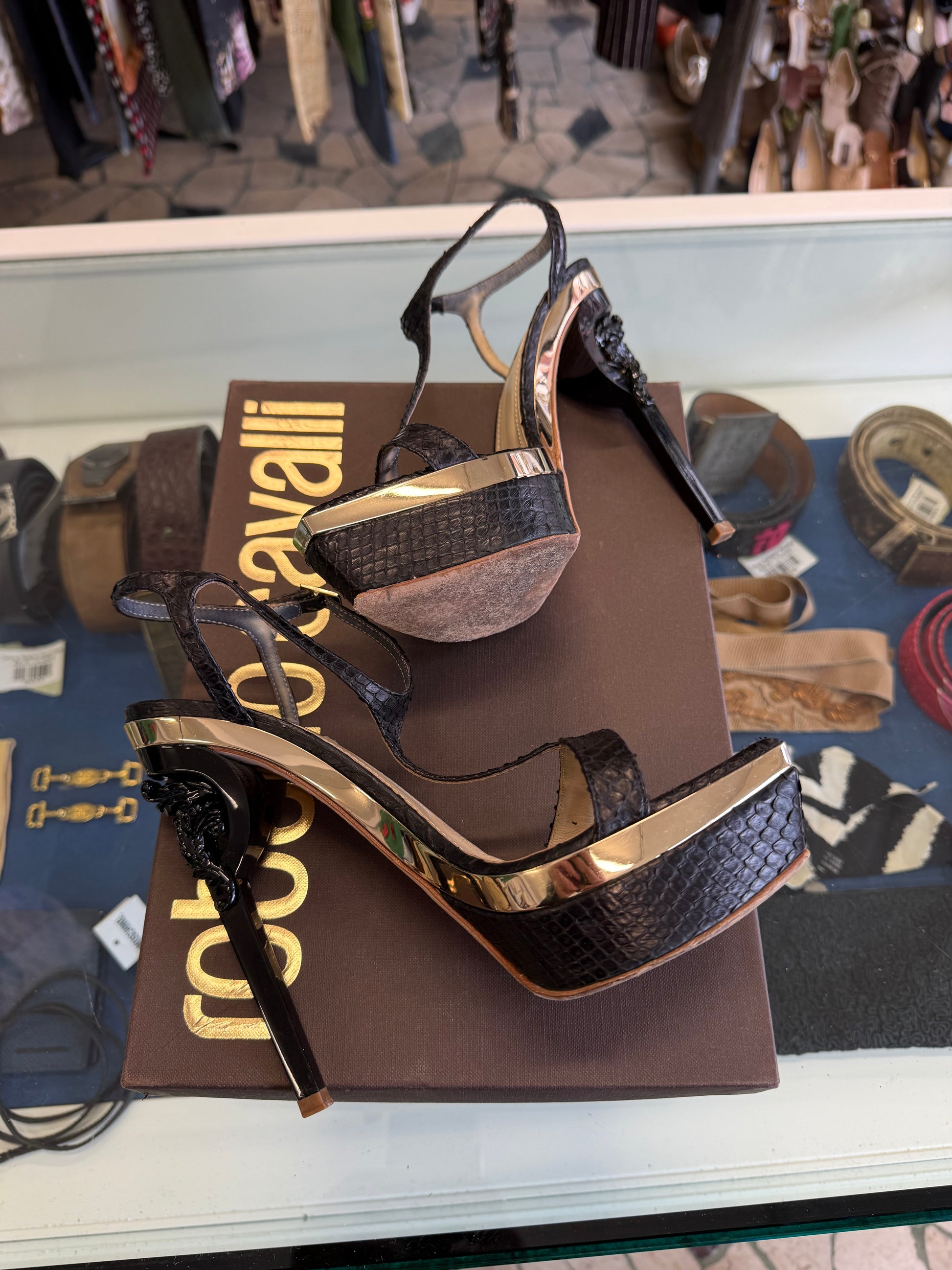 Sandali Roberto Cavalli in pitone con tacco barocco