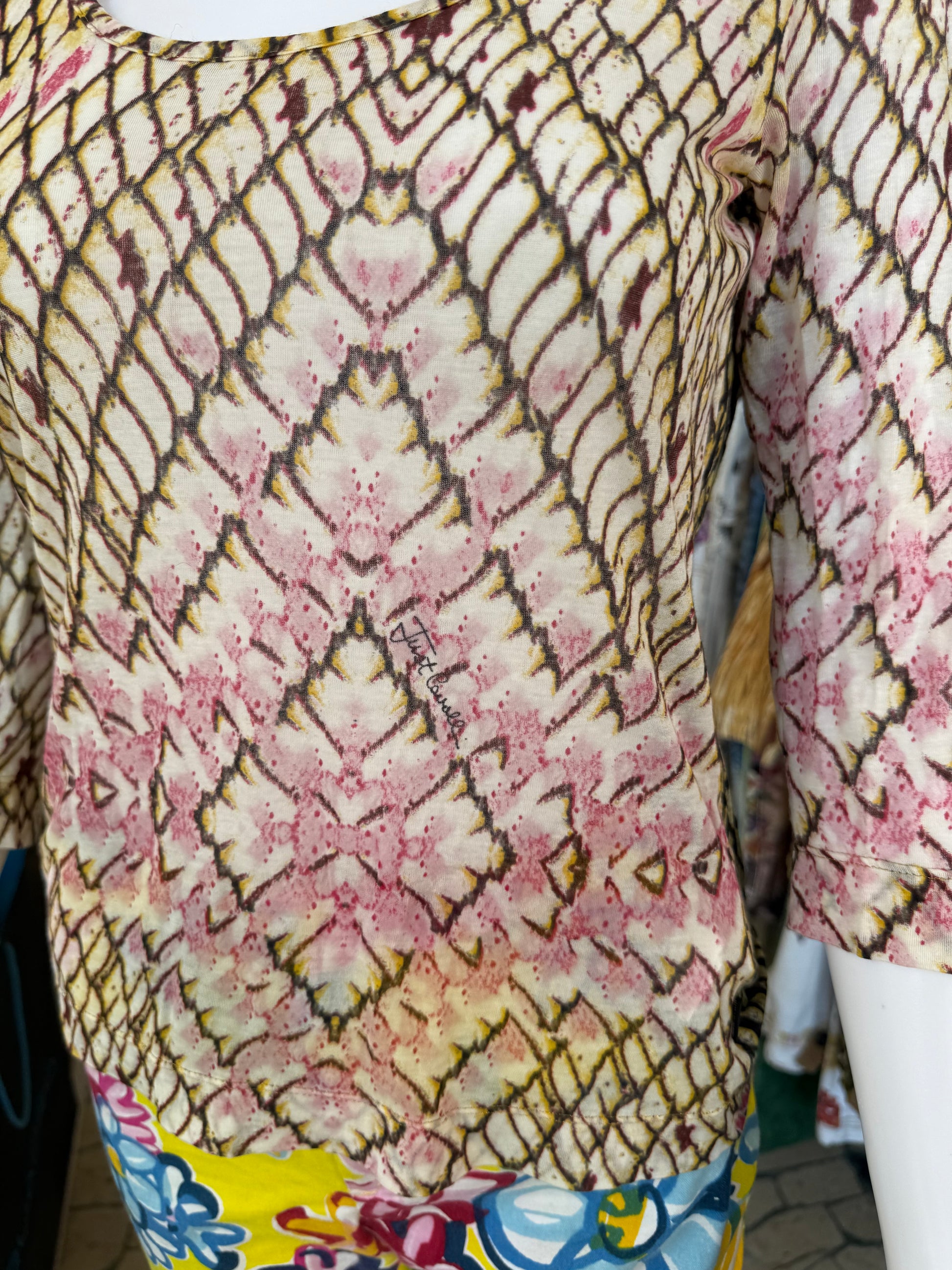 Top leggero Roberto Cavalli squame gialle e rosa 00s