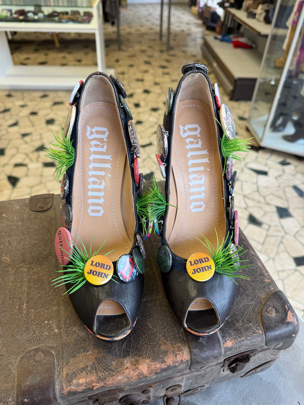 Décolleté John Galliano spille ed erba nuovi