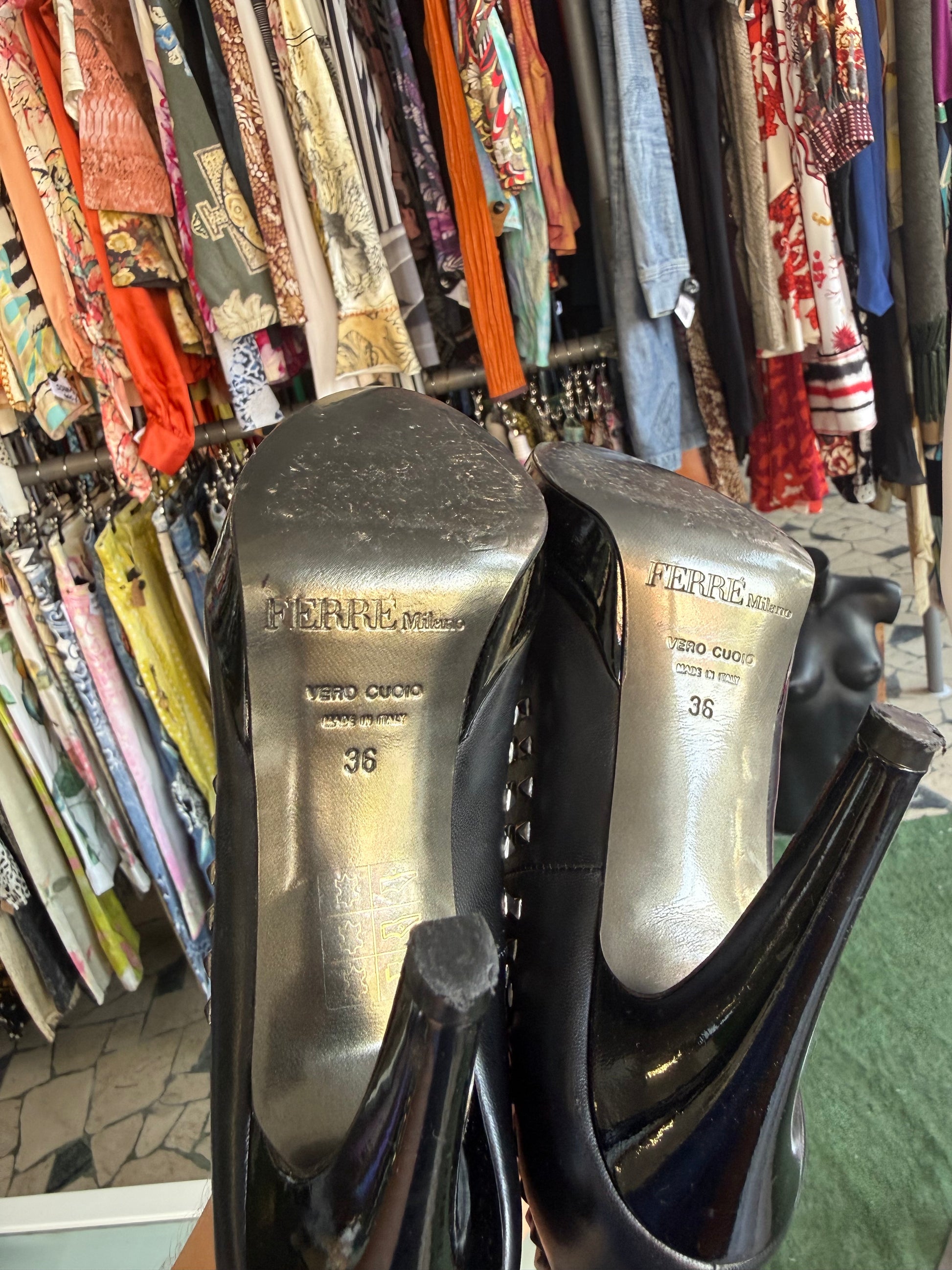 Trucchi décolleté Gianfranco Ferrè borchie 2000s