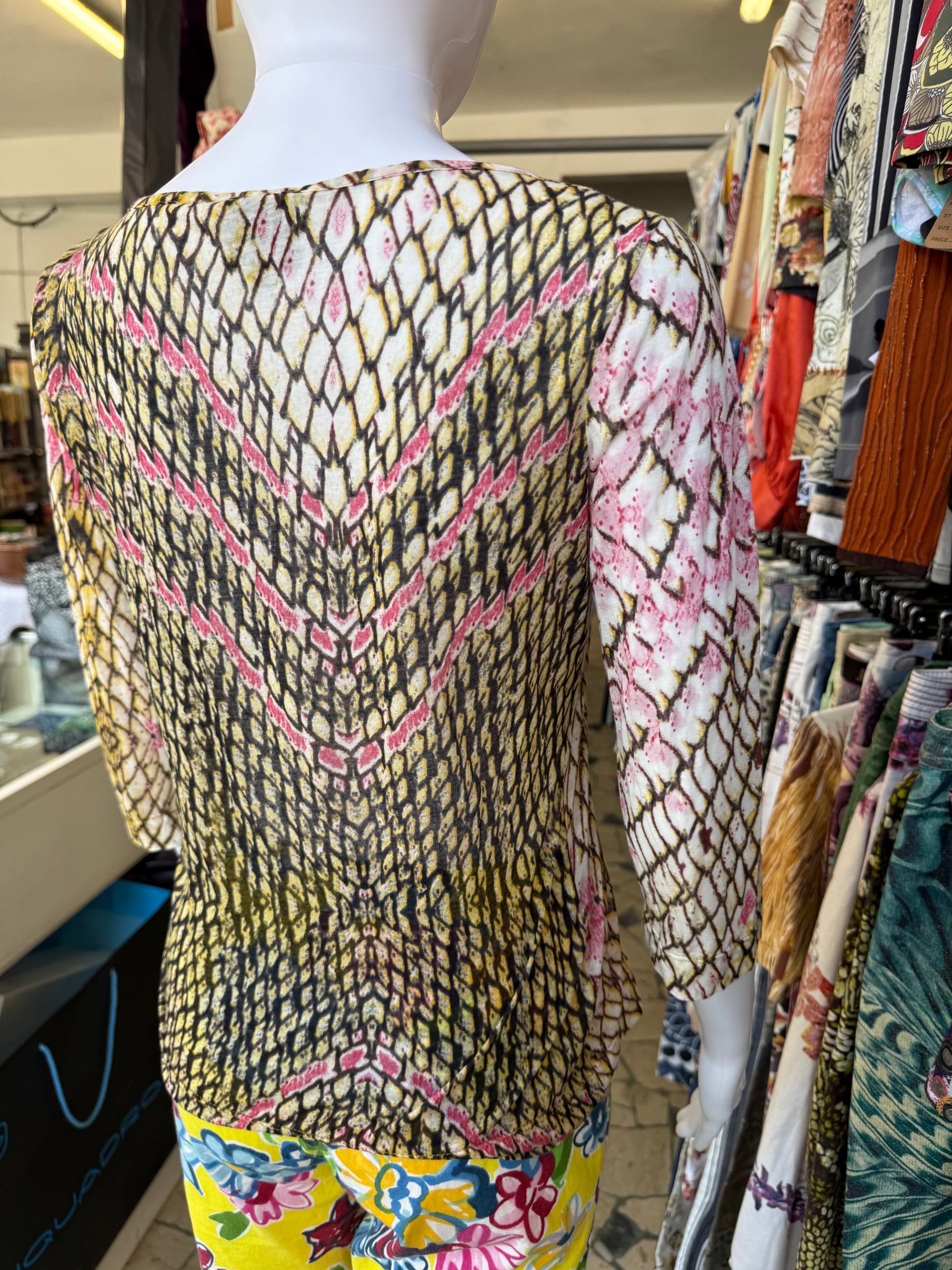Top leggero Roberto Cavalli squame gialle e rosa 00s