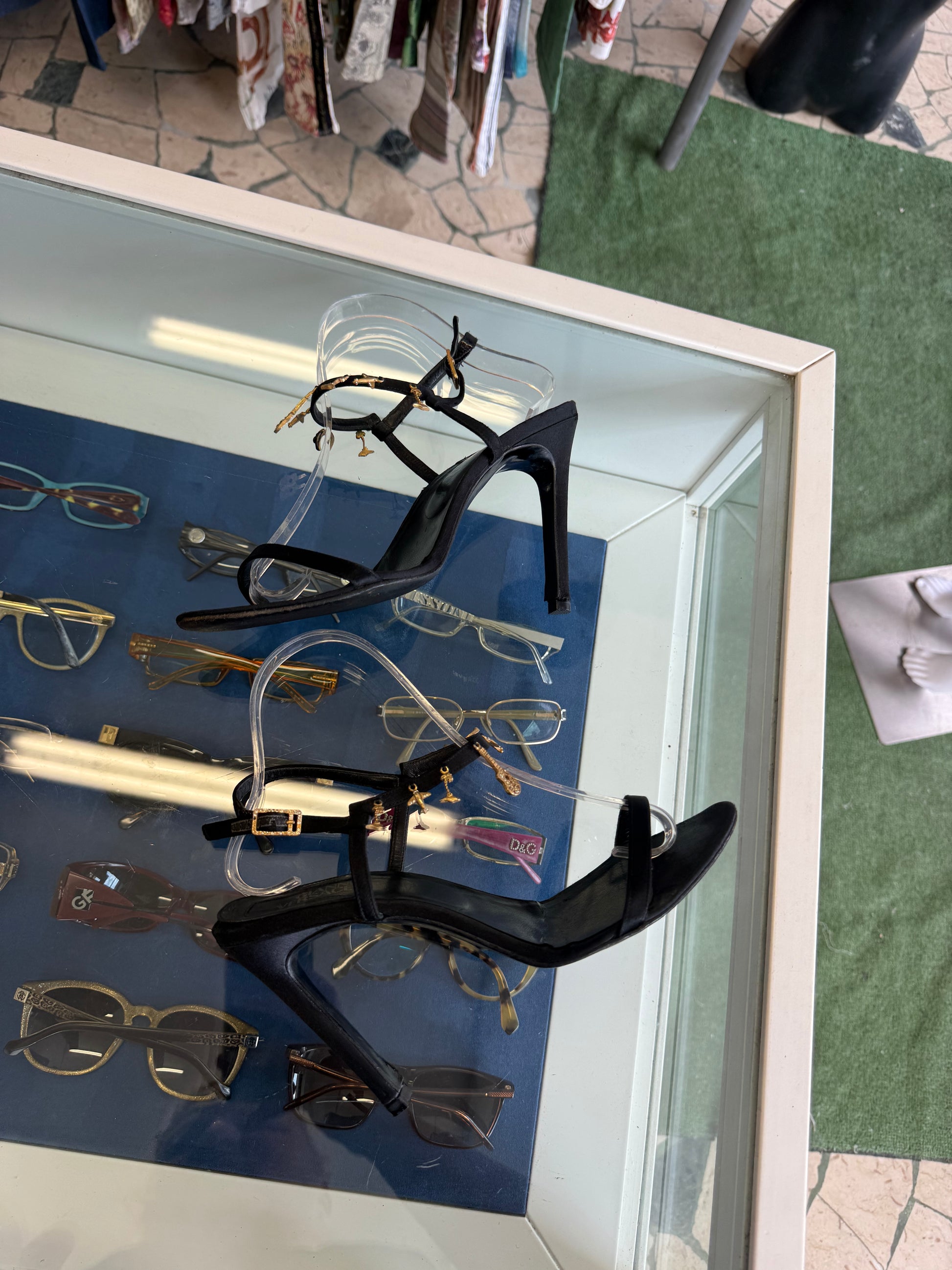 Sandali Versace charms gioiello 90s