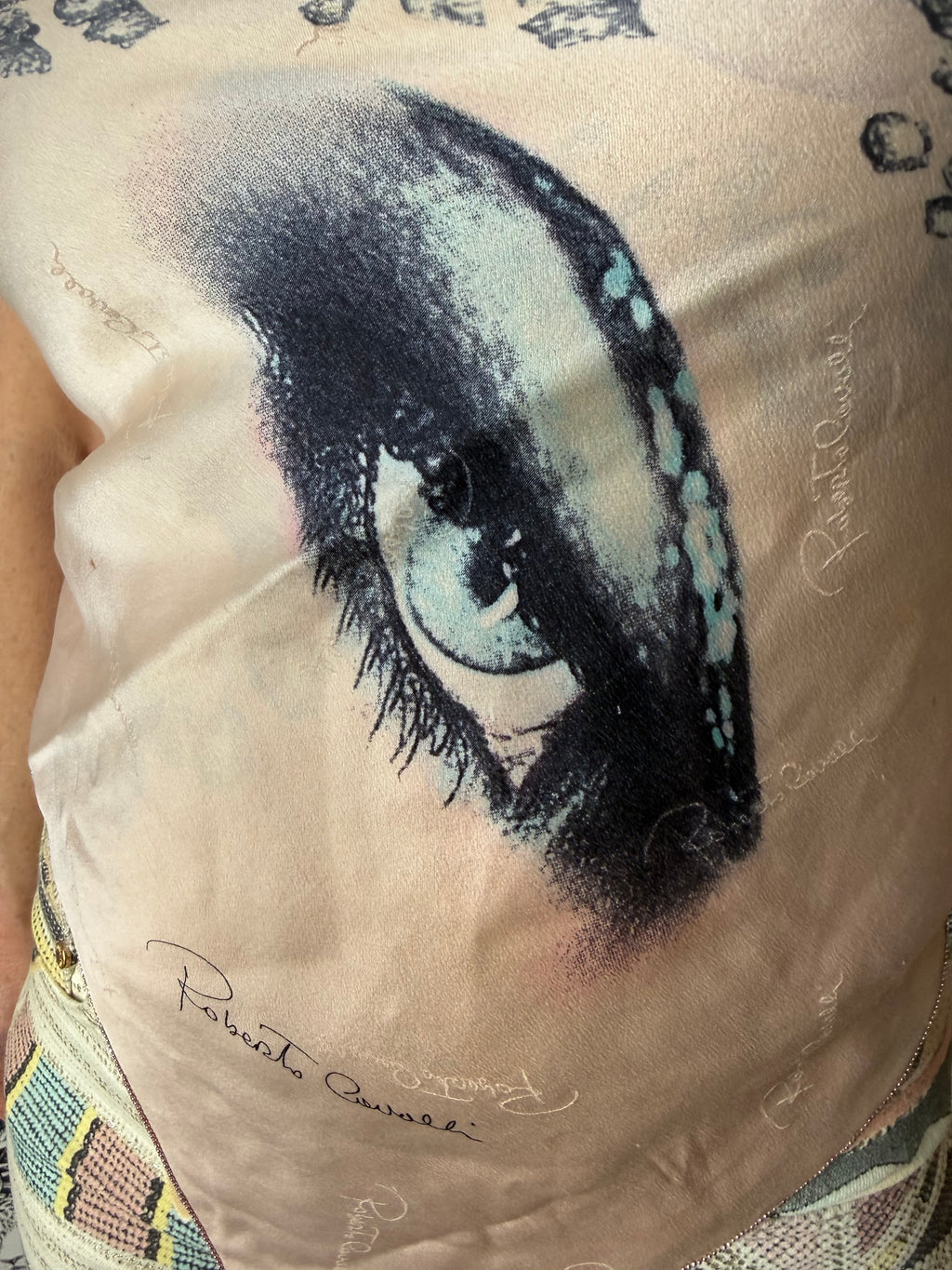 Elizabeth Taylor occhio top/ maxi foulard Roberto Cavalli SS2001
