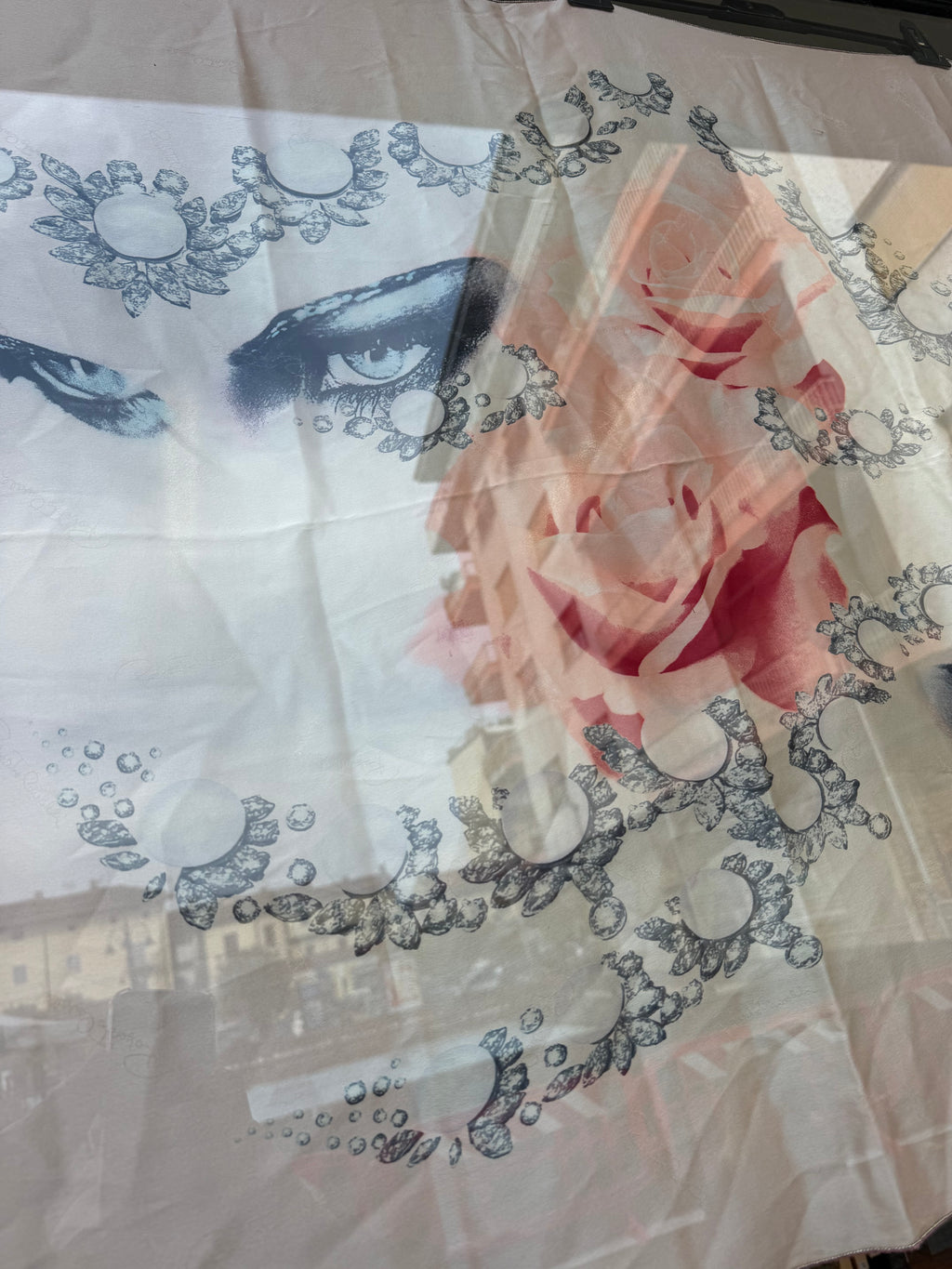 Elizabeth Taylor occhio top/ maxi foulard Roberto Cavalli SS2001