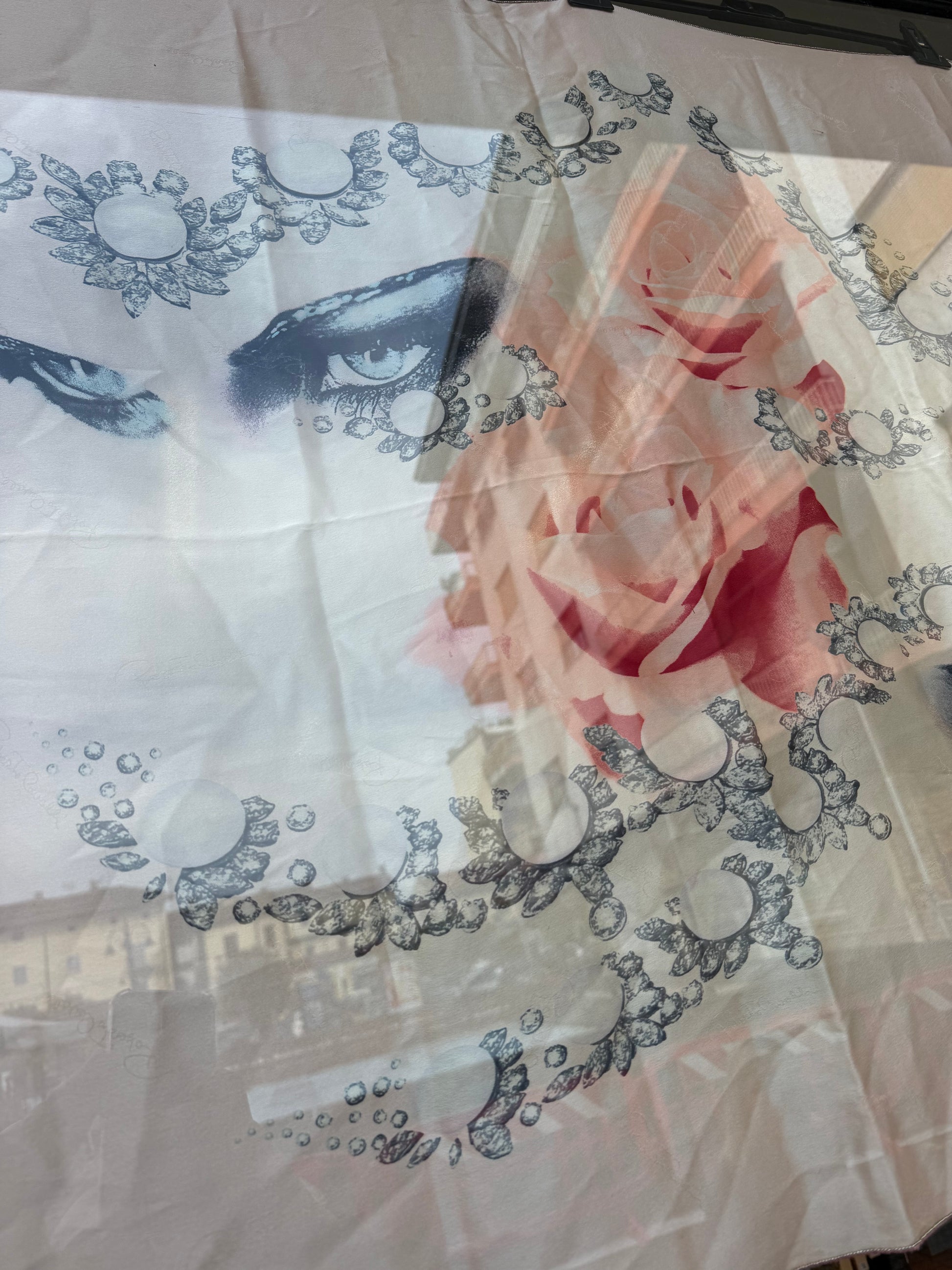 Elizabeth Taylor occhio top/ maxi foulard Roberto Cavalli SS2001