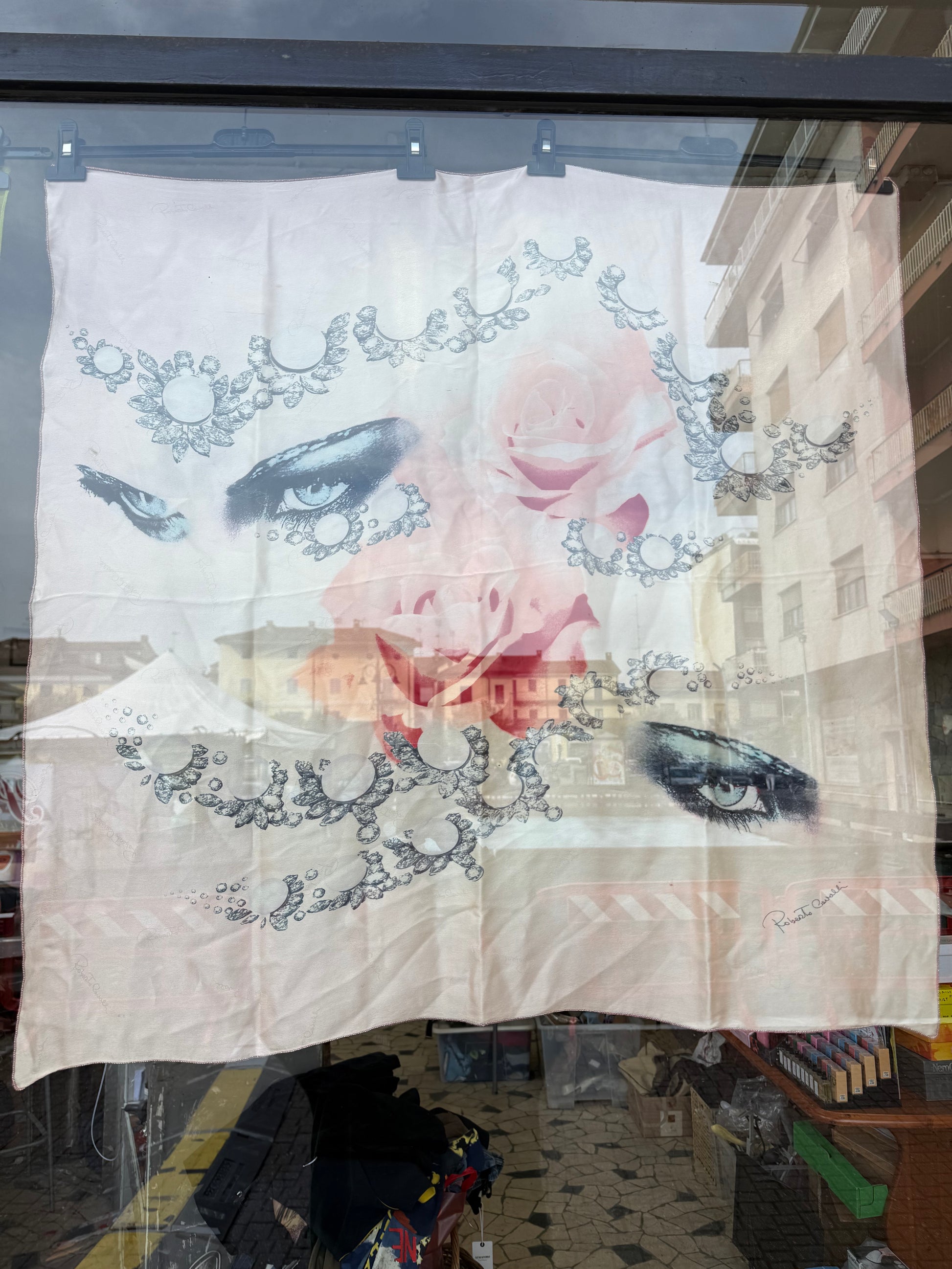 Elizabeth Taylor occhio top/ maxi foulard Roberto Cavalli SS2001
