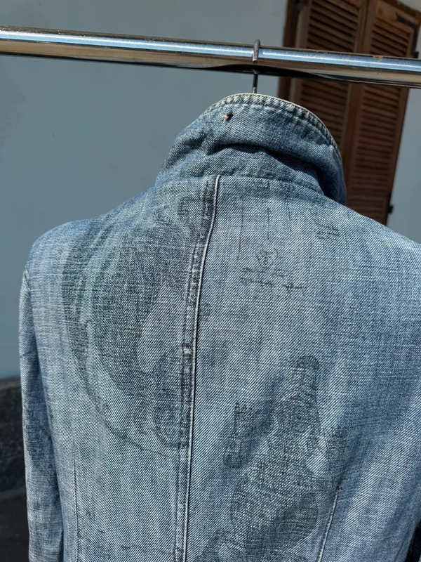 Cappotto in denim Roberto Cavalli gotico con stampa coccodrilli e scritte patchwork