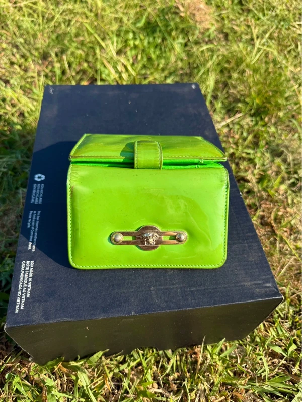 Portafoglio Versace in vernice e dettaglio oro medusa