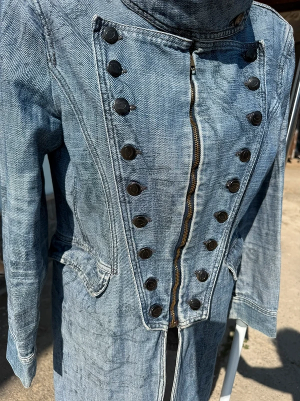 Cappotto in denim Roberto Cavalli gotico con stampa coccodrilli e scritte patchwork