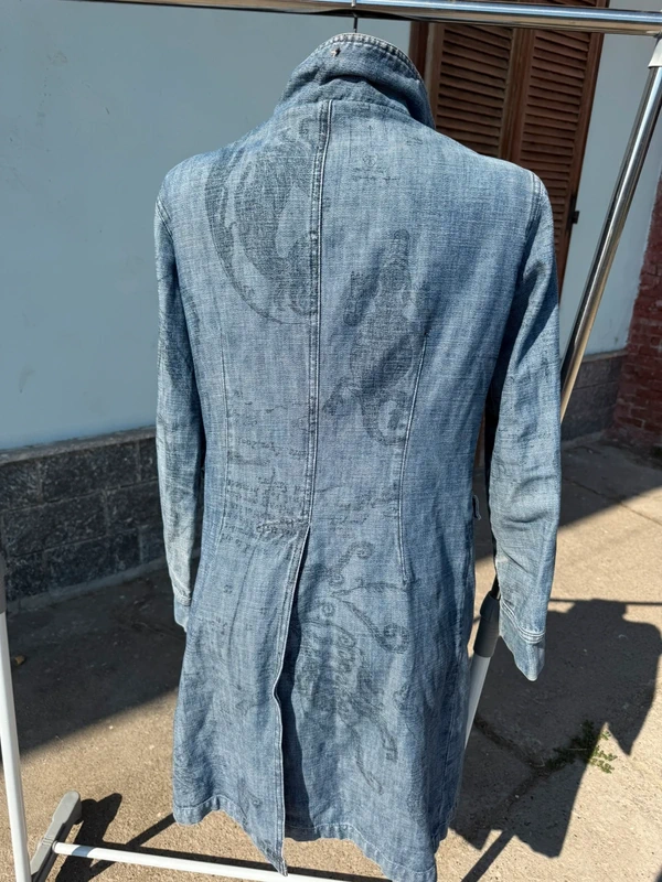 Cappotto in denim Roberto Cavalli gotico con stampa coccodrilli e scritte patchwork