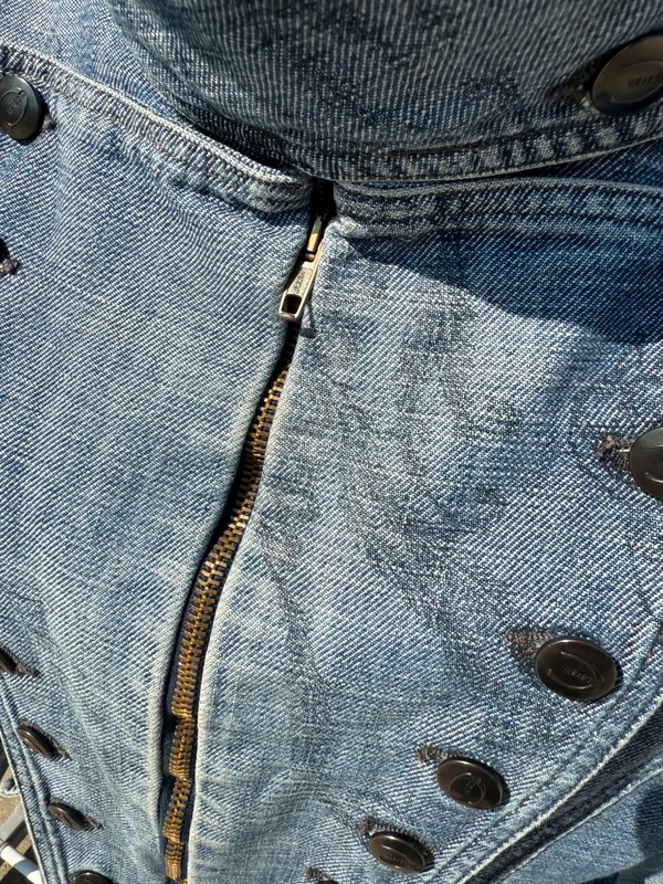 Cappotto in denim Roberto Cavalli gotico con stampa coccodrilli e scritte patchwork