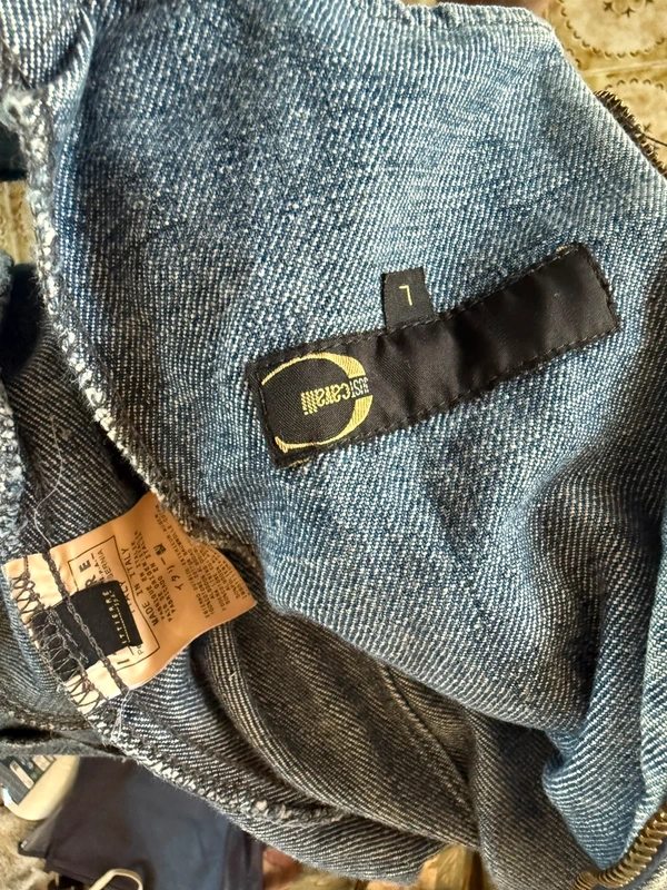 Cappotto in denim Roberto Cavalli gotico con stampa coccodrilli e scritte patchwork
