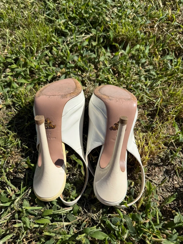 Sandali con tacco Prada Slingback vernice bianca