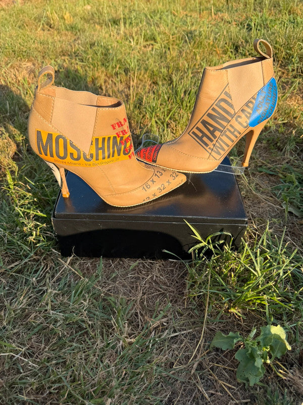 Stivaletto Moschino “imballaggio” FW2017