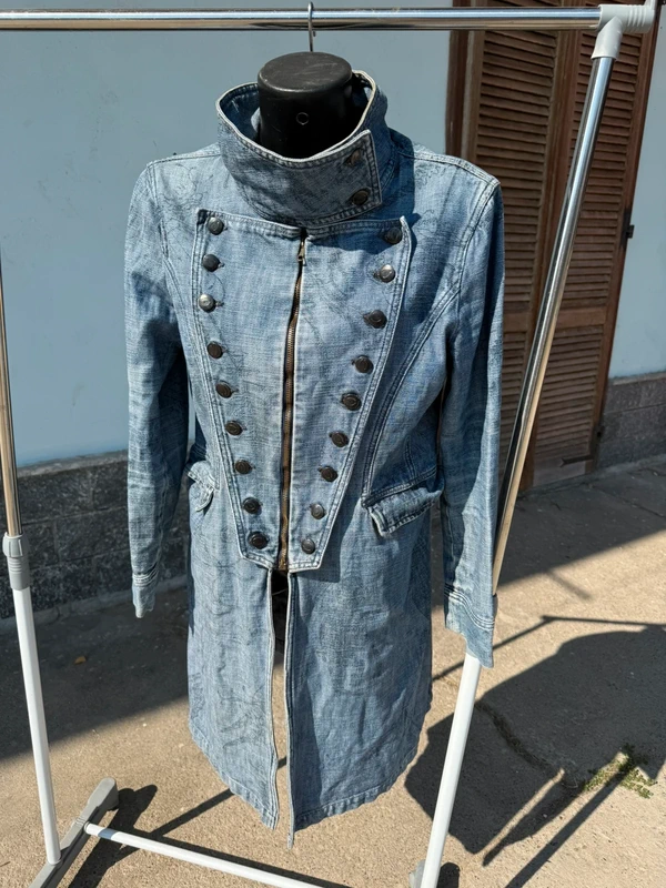 Cappotto in denim Roberto Cavalli gotico con stampa coccodrilli e scritte patchwork