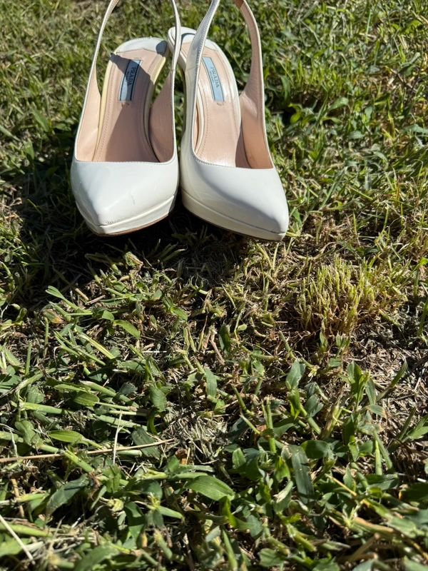 Sandali con tacco Prada Slingback vernice bianca