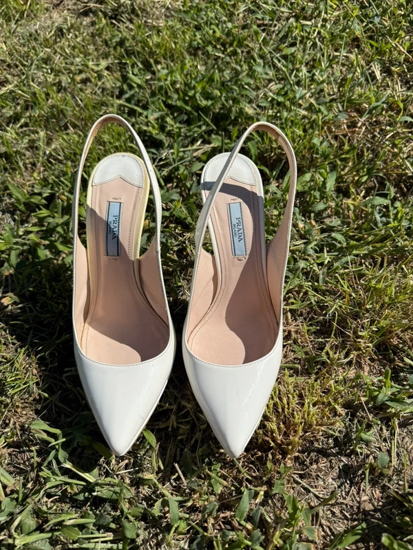 Sandali con tacco Prada Slingback vernice bianca