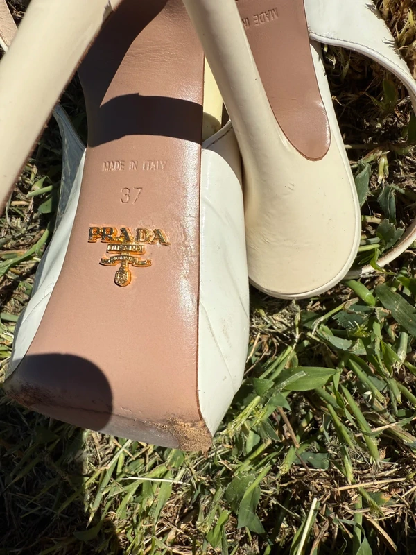 Sandali con tacco Prada Slingback vernice bianca