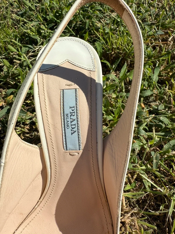 Sandali con tacco Prada Slingback vernice bianca