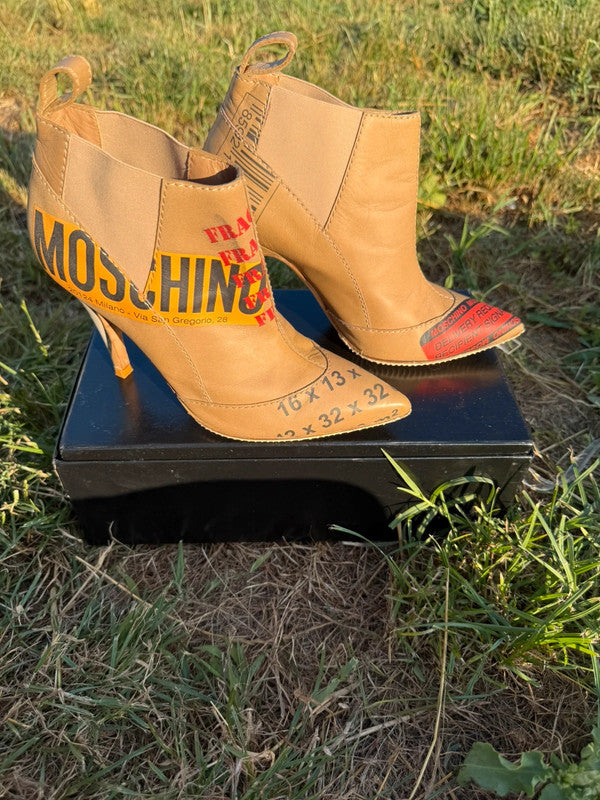 Stivaletto Moschino “imballaggio” FW2017